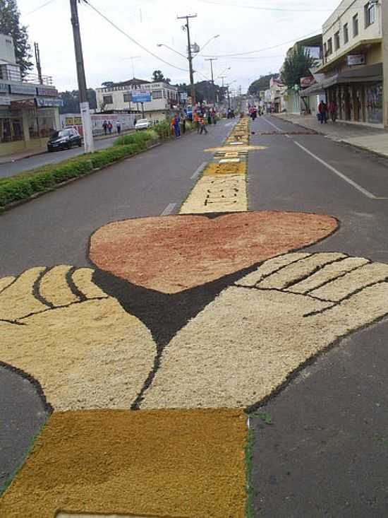 CORPUS CRISTI NA AV.15 DE NOVEMBRO EM SAUDADE DO IGUAU-PR-FOTO:TIAGO SPADARI - SAUDADE DO IGUAU - PR