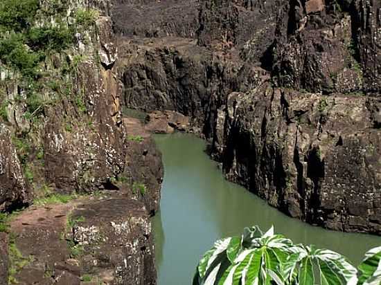 RIO IGUAU EM SAUDADE DO IGUAU-PR-FOTO:LOIVINHO A.M.FRANA - SAUDADE DO IGUAU - PR