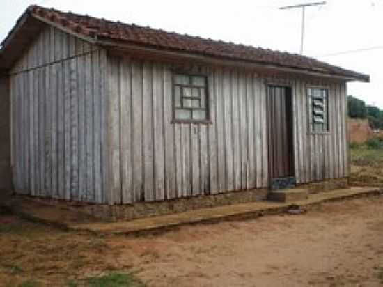 CASINHA DE MADEIRA EM SERRA DOS DOURADOS-FOTO:UDSON PINHO - SERRA DOS DOURADOS - PR