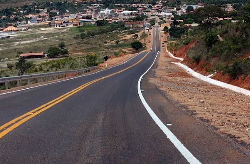 IRAMAIA-BA-RODOVIA BA-131 CHEGANDO NA CIDADE-FOTO:GOVBA - IRAMAIA - BA