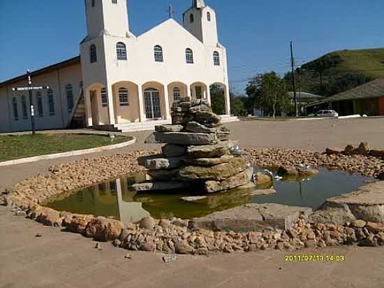 CHAFARIZ E IGREJA DE TEREZA CRISTINA-FOTO:RODRIGO LUBCZYKI - TEREZA CRISTINA - PR