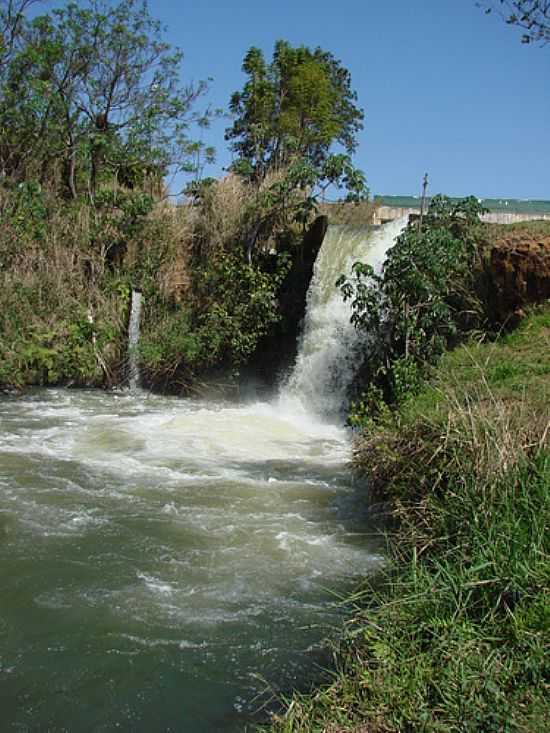 VERTEDOURO DA REPRESA PE.EDUARDO EM TERRA RICA-FOTO:ISA LANZIANI - TERRA RICA - PR