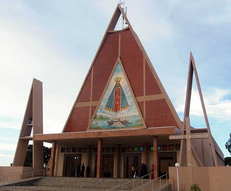 IGREJA MATRIZ DE TRS BARRAS DO PARAN (FOTO JOO CARLOS RIBEIRO). - TRS BARRAS DO PARAN - PR