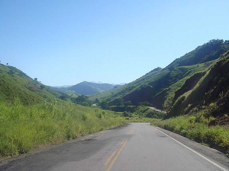 BOM JESUS DO ITABAPOANA-RJ-ESTRADA ENTRE MONTANHAS-FOTO:J RODRIGUES - BOM JESUS DO ITABAPOANA - RJ