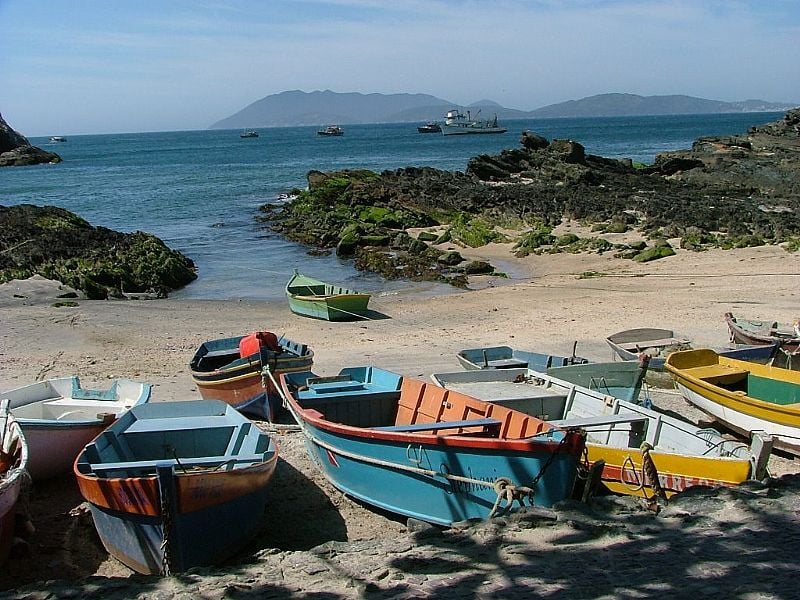 CABO FRIO-RJ-BARCOS DE PESCADORES NA PRAIA-FOTO:LUIZ ALBERTO MARON VIEIRA - CABO FRIO - RJ