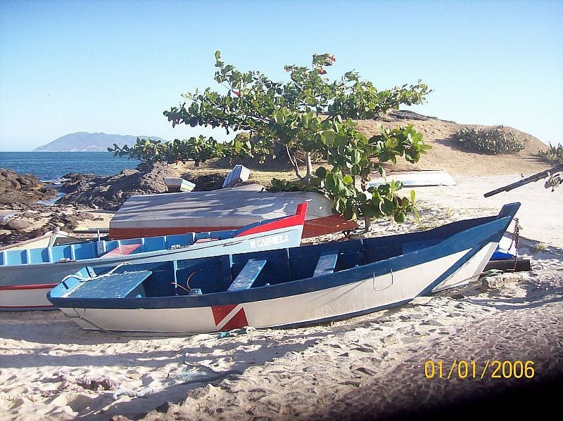 CABO FRIO-RJ-BARCOS DE PESCADORES NA PRAIA-FOTO:XEIMA - CABO FRIO - RJ