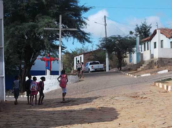 CRUZEIRO AO LADO DA IGREJA EM ITAET-BA-FOTO:OFICINASCARTONERAS. - ITAET - BA