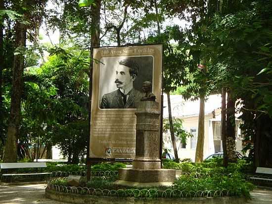 MONUMENTO EM HOMENAGEM AO ESCRITOR EUCLDES DA CUNHA EM CANTAGALO-FOTO:PAULOAVELINO@YAHOO.C - CANTAGALO - RJ