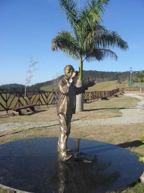 ESTTUA DO MARTINHO DA VILA NO VALE ENCANTADO., POR ILZA MARIA BRAGA - DUAS BARRAS - RJ