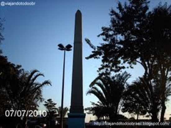 OBELISCO PRXIMO  PREFEITURA EM DUQUE DE CAXIAS-FOTO:SERGIO FALCETTI - DUQUE DE CAXIAS - RJ