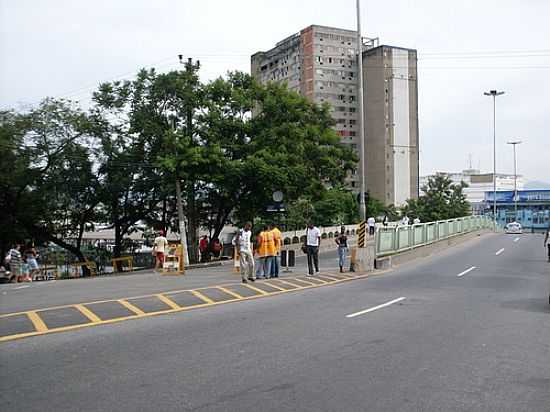 VIADUTO SOBRE VIA FRREA EM DUQUE DE CAXIAS-FOTO:JOS LUIZ - DUQUE DE CAXIAS - RJ