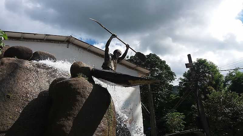 GLICRIO-RJ-MONUMENTO EM HOMENAGEM AO REMADOR DE CORREDEIRAS EM CAIAQUES-FOTO:NOGUEIRA AVENTUREIRO  - GLICRIO - RJ