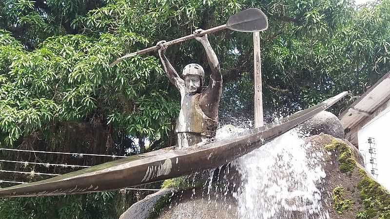 GLICRIO-RJ-MONUMENTO EM HOMENAGEM AO REMADOR DE CORREDEIRAS EM CAIAQUES-FOTO:NOGUEIRA AVENTUREIRO - GLICRIO - RJ