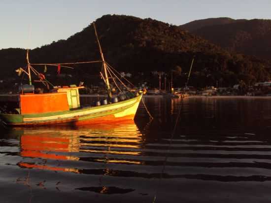 EMBARCAO. AO FUNDO CAIS DA MARINHA, POR SALLES - ITACURUA - RJ