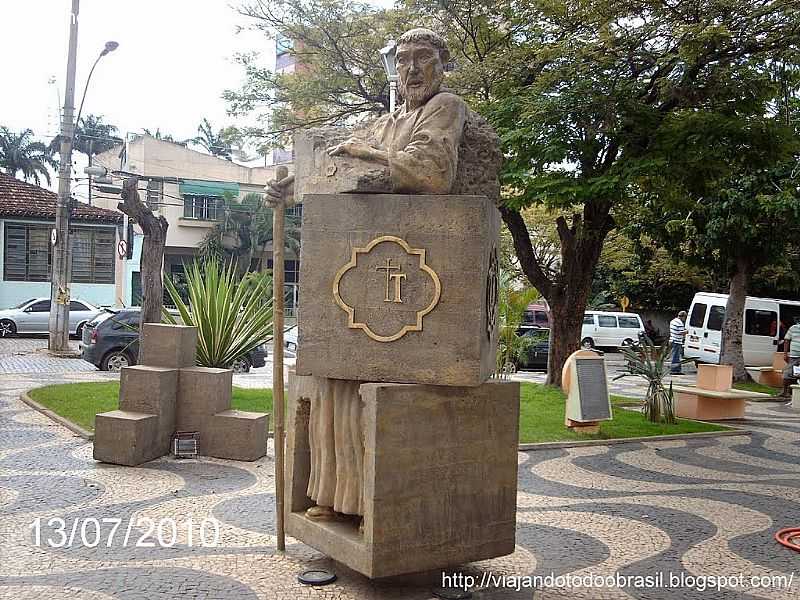 ITAOCARA-RJ-BUSTO DO FUNDADOR FREI TOMS NA PRAA CENTRAL-FOTO:SERGIO FALCETTI - ITAOCARA - RJ