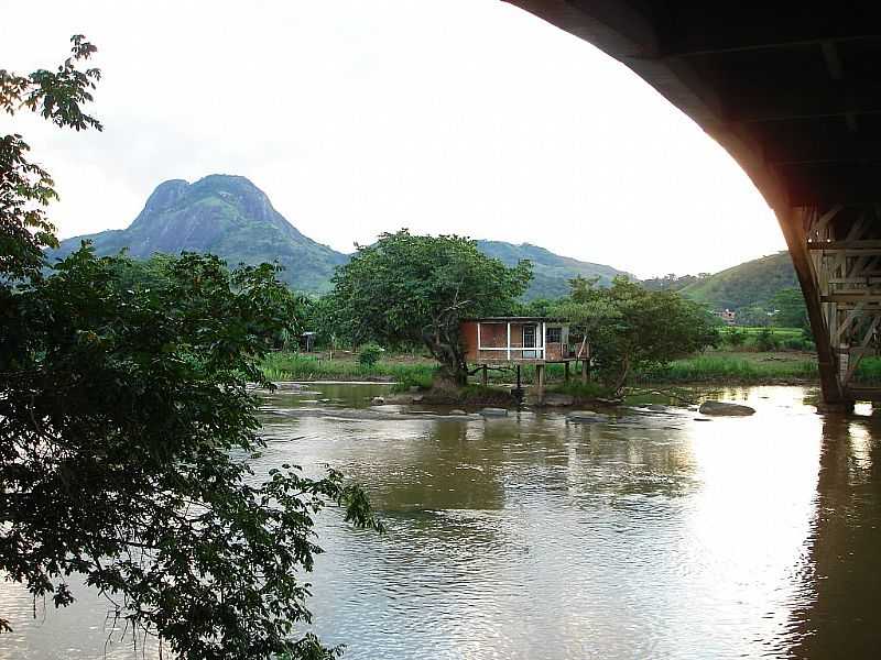 ITAOCARA-RJ-CASA AO LADO DA PONTE NO RIO PARABA-FOTO:FABRICIO HENRIQUES - ITAOCARA - RJ