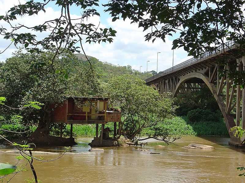 ITAOCARA-RJ-CASA AO LADO DA PONTE NO RIO PARABA-FOTO:LEANDRO CAMPOS TEIXEIRA - ITAOCARA - RJ