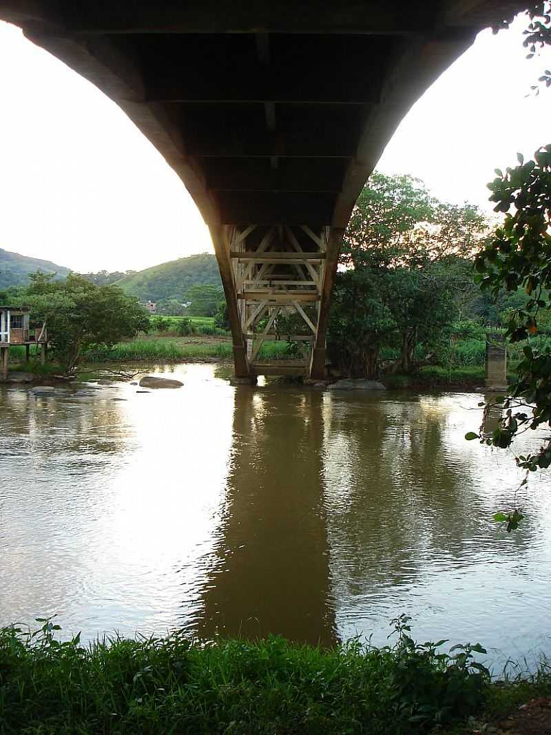 ITAOCARA-RJ-SOB A PONTE NO RIO PARABA-FOTO:FABRICIO HENRIQUES - ITAOCARA - RJ