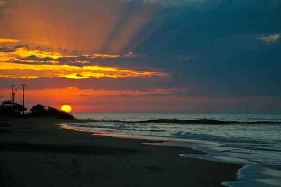 AMANHECER NA PRAIA DE CAVALEIROS, POR NELSON CASTRO - MACA - RJ