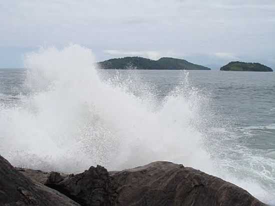 ONDAS BATENDO NAS ROCHAS EM MAMBUCABA-RJ-FOTO:J RODRIGUES - MAMBUCABA - RJ