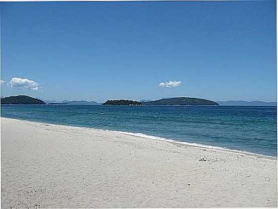 PRAIA COM MONTANHAS AO FUNDO EM MAMBUCABA-RJ-FOTO:ARTHUR TORRES - MAMBUCABA - RJ