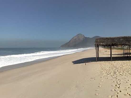 PRAIA DE ITAIPUAU COM PEDRA DO ELEFANTE AO FUNDO EM MARIC-FOTO:SIMONESOUSA - MARIC - RJ