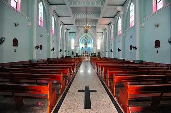 INTERIOR DO SANTURIO DAS APARIES DE N.SRA. EM NATIVIDADE-RJ-FOTO:FAYSCA1983  - NATIVIDADE - RJ