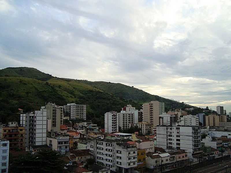 NOVA IGUAU-RJ-A CIDADE E O MORRO-FOTO:HUMBERTO ASSUMPO - NOVA IGUAU - RJ