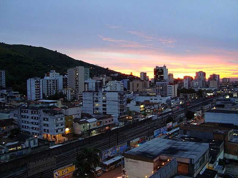 NOVA IGUAU-RJ-ENTARDECER NO CENTRO DA CIDADE-FOTO:HUMBERTO ASSUMPO - NOVA IGUAU - RJ