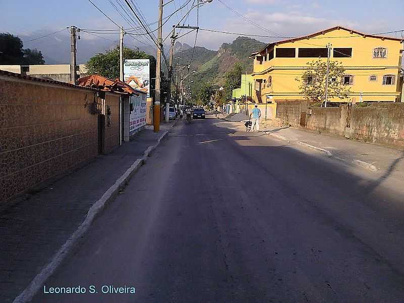 PIABET-RJ-RUA MAG COM A PEDRA DOIS IRMOS AO FUNDO-FOTO:LEONARDO S. OLIVEIRA - PIABET - RJ