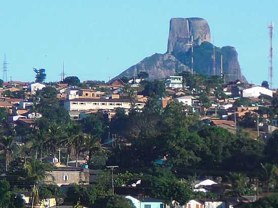 ITAMARAJU-BA-A CIDADE E A PEDRA DO PESCOO-FOTO:CARLOS H. SILVA DE SOUZA - ITAMARAJU - BA