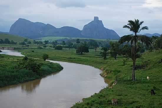 ITAMARAJU-BA-RIACHO COM A PEDRA DO PESCOO AO FUNDO-FOTO:CARLOS A. MENEGHEL - ITAMARAJU - BA