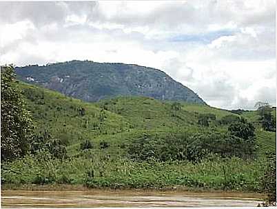 RIO ANGU E AO FUNDO A PEDREIRA DA PRATA, POR JUNIOR FAJARDO - PORTO VELHO DO CUNHA - RJ