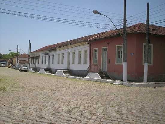 CASARIO ANTIGO NA AV.N.SRA.DO ROSRIO EM QUATS-RJ-FOTO:LUIZ ADAUTO LOPES - QUATIS - RJ