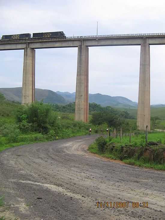 VIADUTO FERROVIRIO-FOTO:JOO B. C. REIS - QUATIS - RJ