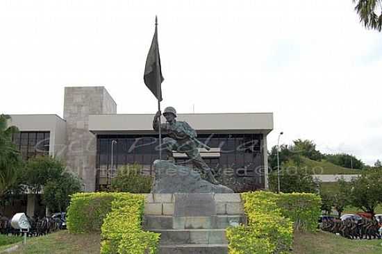 ACADEMIA MILITAR DE AGULHAS NEGRAS FOTO POR GIL PAGLIARINI (PANORAMIO) - RESENDE - RJ
