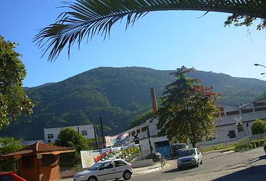 CENTRO DA CIDADE COM A SERRA AO FUNDO EM RIO BONITO-RJ-FOTO:RODOLFO_AIORIA - RIO BONITO - RJ