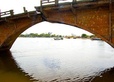 PONTE VELHA AO FUNDO IGREJA DA PRAIA DO CIMITERIO EM BARRA DE SO JOO, POR ROSEMERI CARVALHO - RIO DAS OSTRAS - RJ