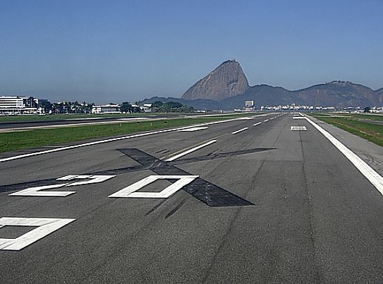 AEROPORTO SANTOS DUMONT E PO DE AUCAR AO FUNDO NO RIO DE JANEIRO-RJ-FOTO:ANDR BONACIN - RIO DE JANEIRO - RJ