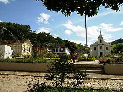 RESIDNCIAS E IGREJA EM ROSAL, POR LEANDRO RAPOSO - ROSAL - RJ