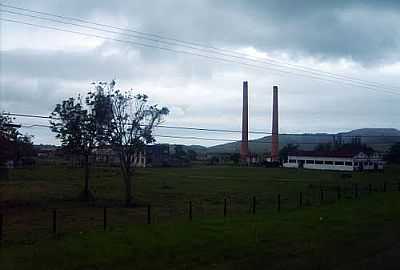 CHAMINS DA ANTIGA USINA-FOTO:SRABATES  - SAMPAIO CORREIA - RJ