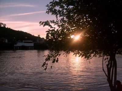 ENTARDECER NO RIO POMBA, POR FABRCIO LAGE MANSUR - SANTO ANTNIO DE PDUA - RJ