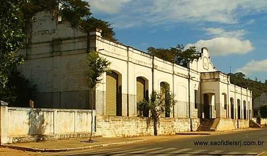 ESTAO FERROVIRIA (DESATIVADA) - SO FIDLIS - RJ