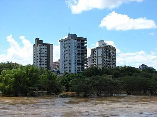 RIO PARABA DO SUL E A CIDADE DE TRS RIOS-RJ-FOTO:ROGRIO MALAFAIA - TRS RIOS - RJ