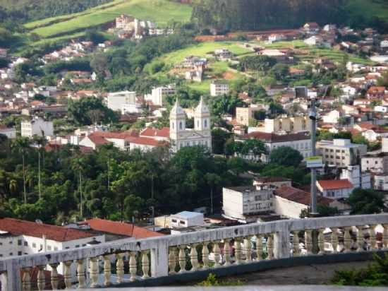 VISTA DA MATRIZ DE N.S.DA GLRIA COM A CIDADE AO FUNDO, POR MRCIA SILVA - VALENA - RJ