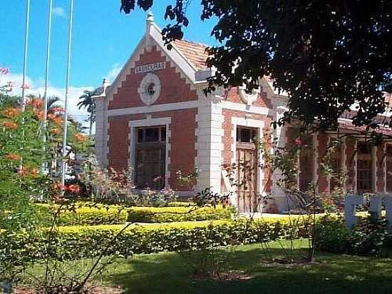 ANTIGA ESTAO FERROVIRIA-FOTO:SCRYSCRAPERCITY - VASSOURAS - RJ