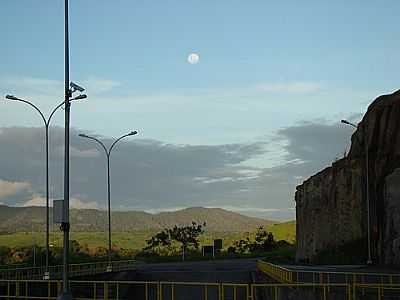 LUA SOBRE A USINA DE ITAPEBI, POR DINO PADILHA. - ITAPEBI - BA