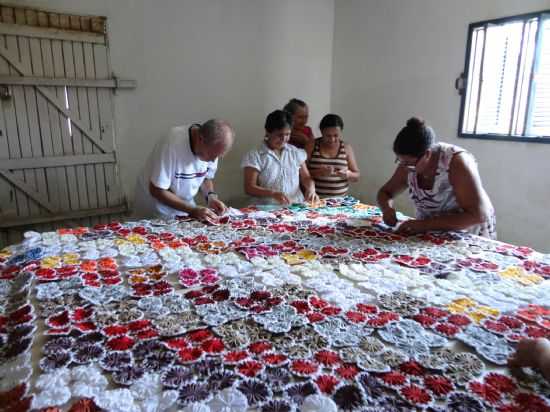 ATRESS DE BOA SADE/RN PRODUZINDO COLCHA DE CAMA EM FUXICO DA VOV E CROCH, POR JOS ALA DE SOUZA - BOA SADE - RN