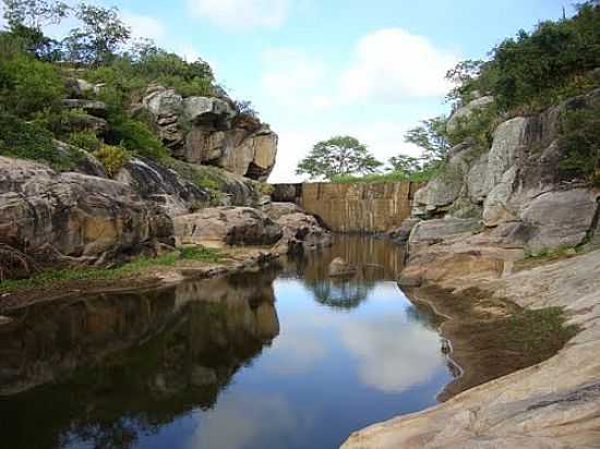 LAGO EM MEIO  PEDREIRA EM CAMPO REDONDO-FOTO:DANIELMEDEIROS - CAMPO REDONDO - RN