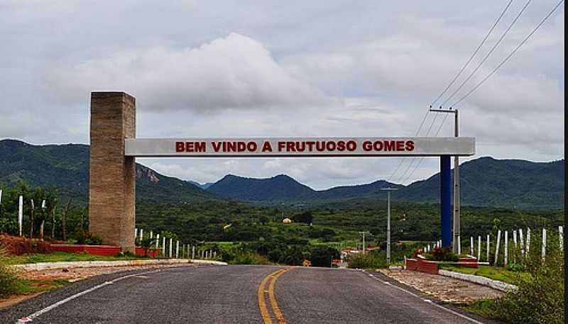 FRUTUOSO GOMES-RN-PRTICO DE ENTRADA DA CIDADE-FOTO:WWW.PORTALLUCRECIA.COM  - FRUTUOSO GOMES - RN